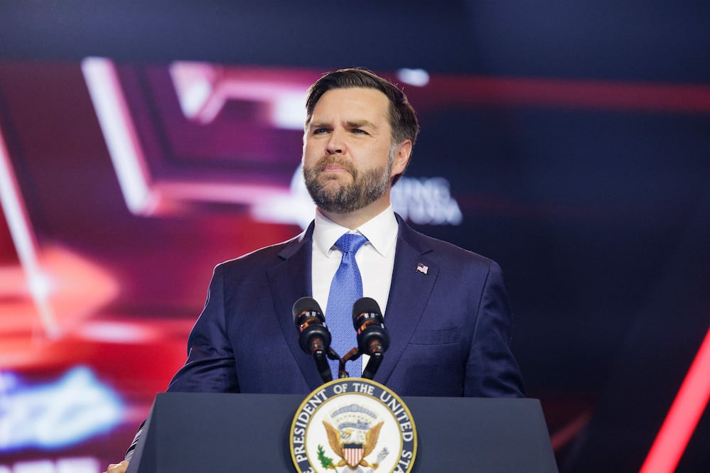 JD Vance recibe apoyo clave de Turning Point para ser candidato presidencial mientras el movimiento MAGA se fractura. Foto: AFP