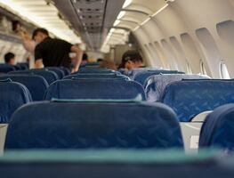 Multan a hombre por ‘comportamiento rebelde’ y agresión sexual en avión de EU