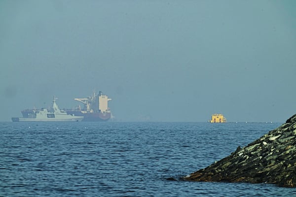 Trump ordena operativo para liberar barcos atrapados en el estrecho de Ormuz en medio de tensiones con Irán