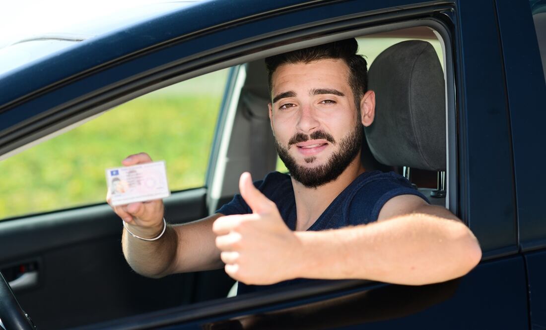 Nueva licencia de conducir para inmigrantes en Illinois. Requisitos y costos. Foto: iStock / JPWALLET