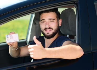 Nueva licencia de conducir para inmigrantes en Illinois. Requisitos y costos