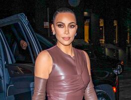 Kim Kardashian presume sus curvas de impacto con ajustado vestido en NY