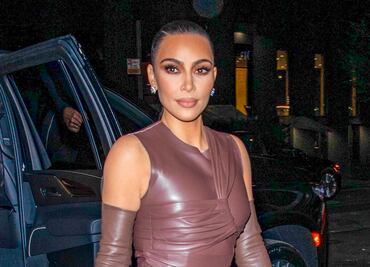 Kim Kardashian presume sus curvas de impacto con ajustado vestido en NY