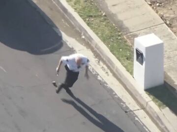 Video. Policía ‘colapsa’ al ser atacado por abejas en calles de Los Ángeles