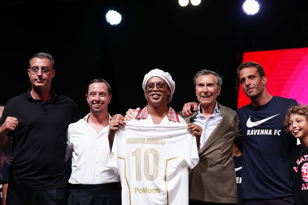 Ronaldinho vuelve al futbol a los 46 años: busca su gol 300 con el Ravenna. (Massimo Paolone/LaPresse via AP)