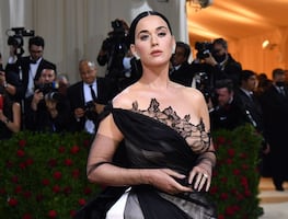 Katy Perry enamora con un minivestido de corsé al estilo Madonna