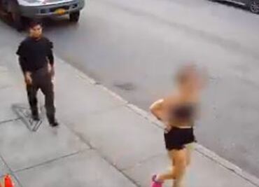 Video. Hombre derriba a mujer para tocarla en calles de Nueva York