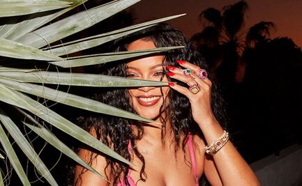 Rihanna deslumbra con sesión en lencería dentro del agua