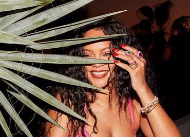 Rihanna deslumbra con sesión en lencería dentro del agua