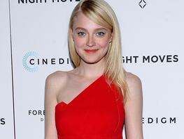 Dakota Fanning presume piernas tonificadas con minifalda traslúcida