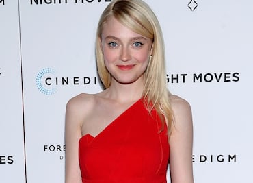 Dakota Fanning presume piernas tonificadas con minifalda traslúcida
