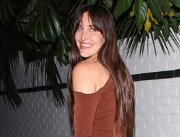 Hija de Demi Moore se luce con arriesgado vestido “abierto” y deslumbra