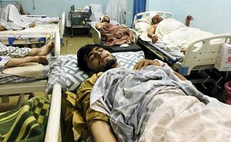 Suman 60 muertos por doble atentado del Estado Islámico en Kabul