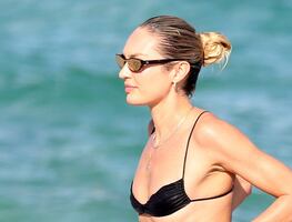 Candice Swanepoel luce el bikini más diminuto en Miami Beach