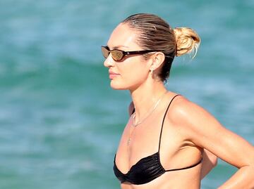 Candice Swanepoel luce el bikini más diminuto en Miami Beach