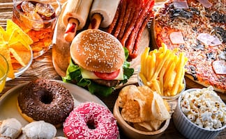 Los alimentos más cancerígenos, de acuerdo con la OMS y Harvard