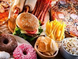 Los alimentos más cancerígenos, de acuerdo con la OMS y Harvard