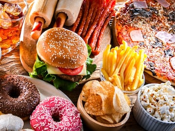 Los alimentos más cancerígenos, de acuerdo con la OMS y Harvard