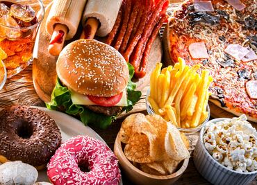 Los alimentos más cancerígenos, de acuerdo con la OMS y Harvard