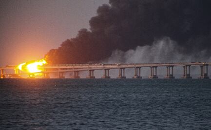 Una fuerte explosión destruye parte del puente de Crimea, la joya de Putin