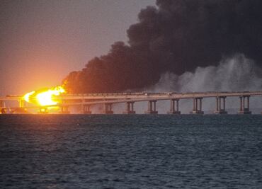 Una fuerte explosión destruye parte del puente de Crimea, la joya de Putin