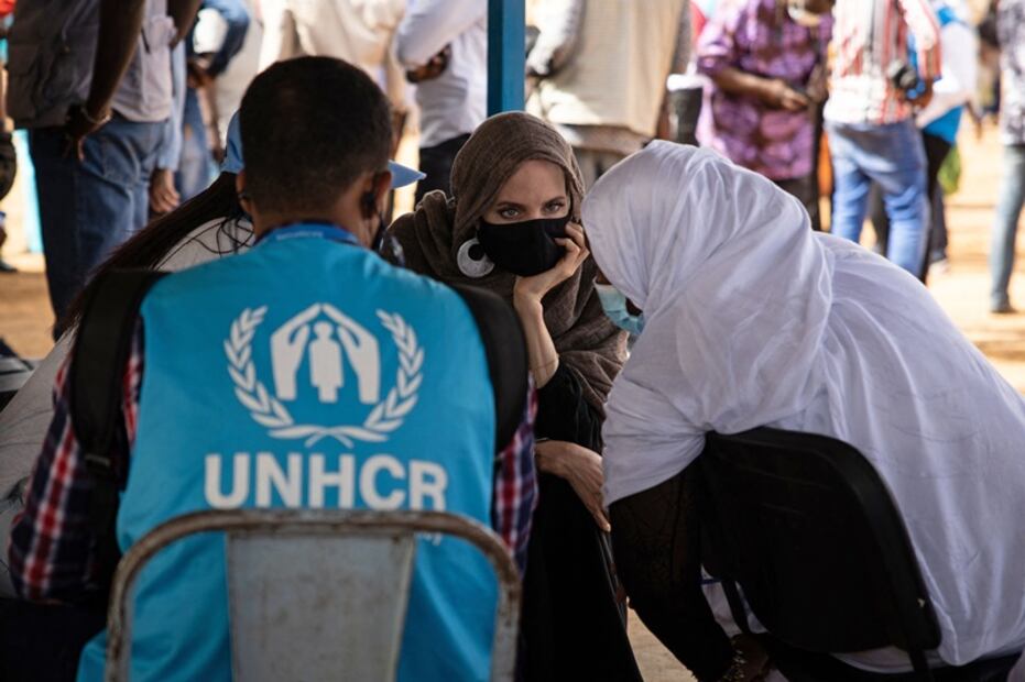 Angelina Jolie visita a los refugiados y desplazados internos en Burkina Faso