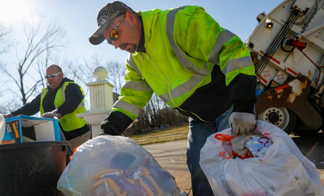 La ciudad de Nueva York exigirá a comercios de comida que usen contenedores herméticos para la basura y así evitar la población de ratas. (AP Photo/John Minchillo)