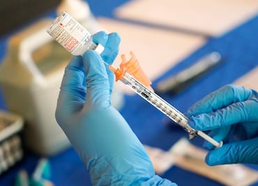 FDA propone que vacuna de covid sea anual, como la de la gripe
