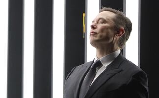 “Es un ser humano terrible”; la vida de escándalos y polémicas del padre de Elon Musk