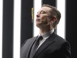 “Es un ser humano terrible”; la vida de escándalos y polémicas del padre de Elon Musk