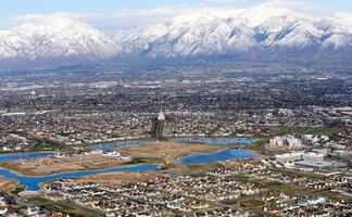 Jóvenes latinos viajan más lejos y a más lugares en busca de trabajo en EU