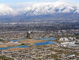 Jóvenes latinos viajan más lejos y a más lugares en busca de trabajo en EU