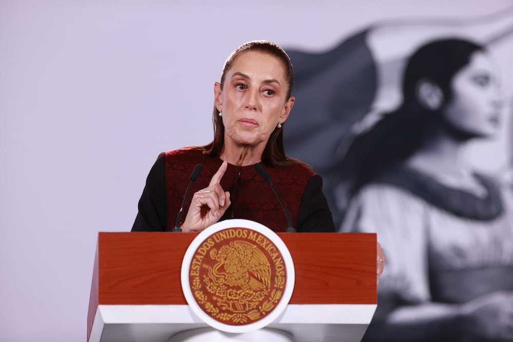 Sheinbaum descarta “gasolinazo” y nuevos impuestos en 2027: esto propone el paquete económico. Foto: EFE/ Mario Guzmán