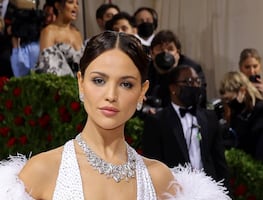 El escotado vestido con el que “impactó” Eiza González en la Met Gala