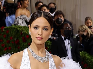 El escotado vestido con el que “impactó” Eiza González en la Met Gala