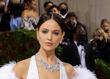 El escotado vestido con el que “impactó” Eiza González en la Met Gala
