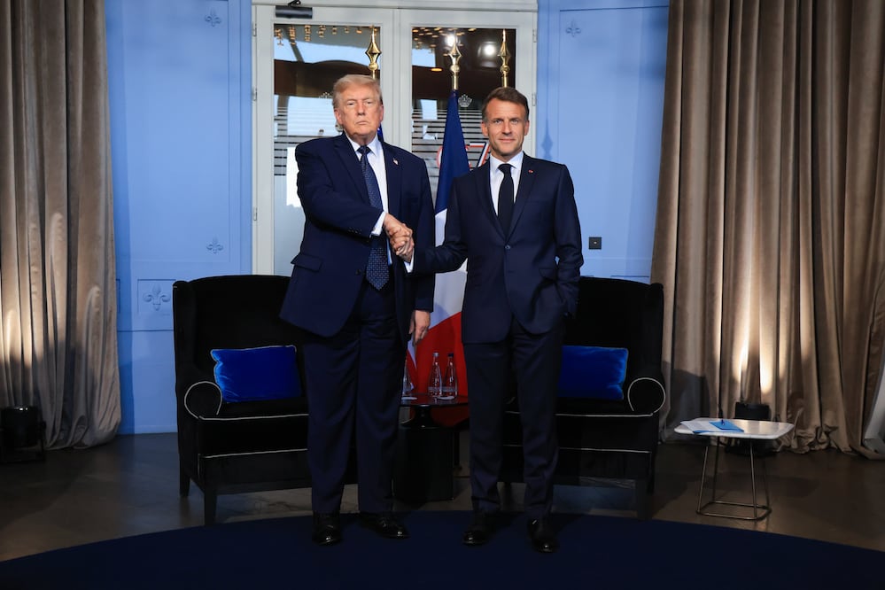 "No son ellos quienes deciden": Macron desafía a Trump por aranceles y eleva la tensión. (Ludovic Marin, Pool Photo via AP)