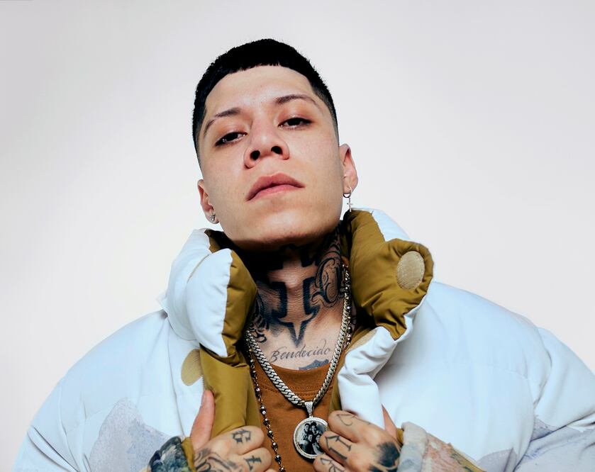 El artista mexicano Santa Fe Klan agradece a sus fans, familia y equipo por el éxito de su carrera. EFE/ Laura Daniela Aranda Pérez