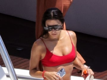 Eva Longoria presume cuerpazo con vestido de abertura doble