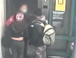 Pareja golpea a mujer tras discusión por cubrebocas en Metro de NY