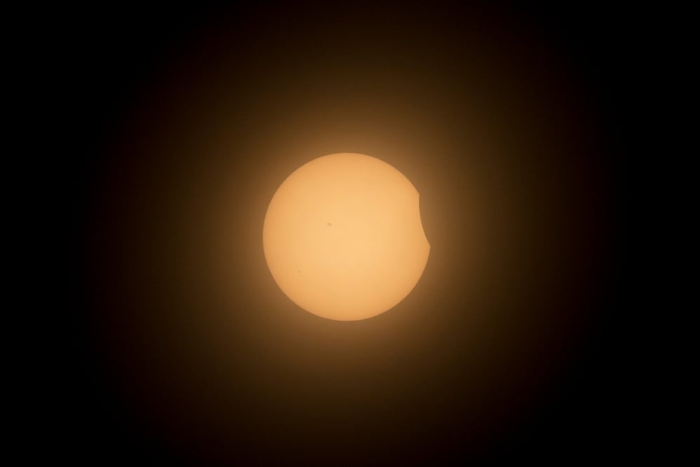 El eclipse solar total de Norteamérica comienza a apreciarse en la ciudad mexicana de Mazatlán.. (AP Photo/Fernando Llano)