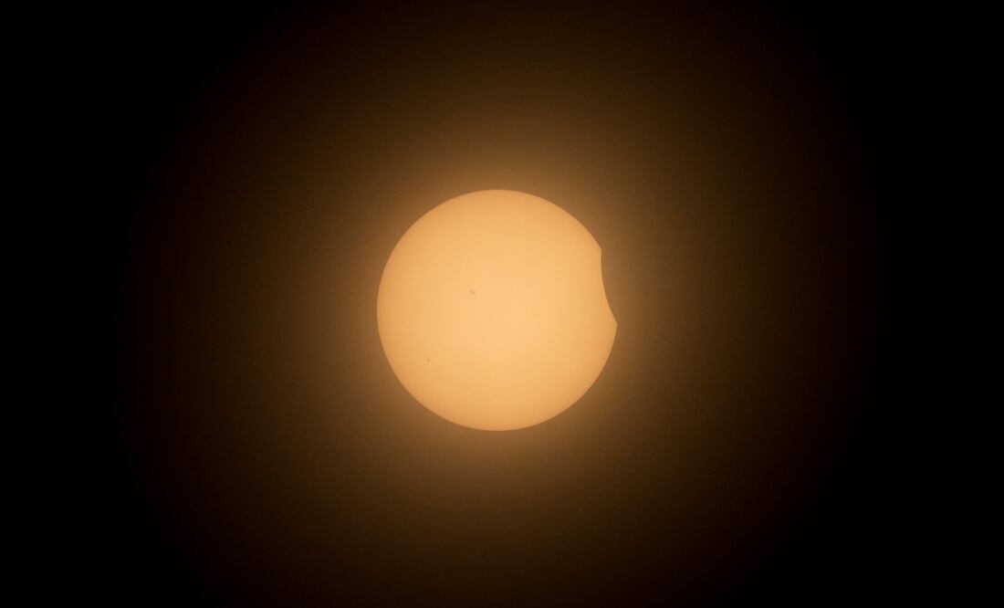 El eclipse solar total de Norteamérica comienza a apreciarse en la ciudad mexicana de Mazatlán.. (AP Photo/Fernando Llano)