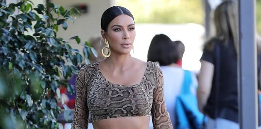 Kim Kardashian luce silueta de impacto con falda ceñida y crop top
