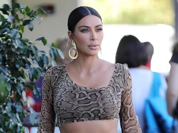 Kim Kardashian luce silueta de impacto con falda ceñida y crop top