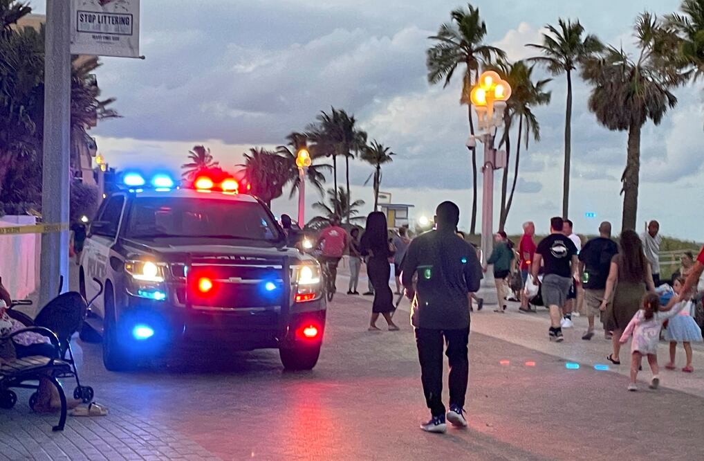 Policías atienden reportes de disparos cerca del malecón de Hollywood Beach en Hollywood. (Mike Stocker/South Florida Sun-Sentinel vía AP)