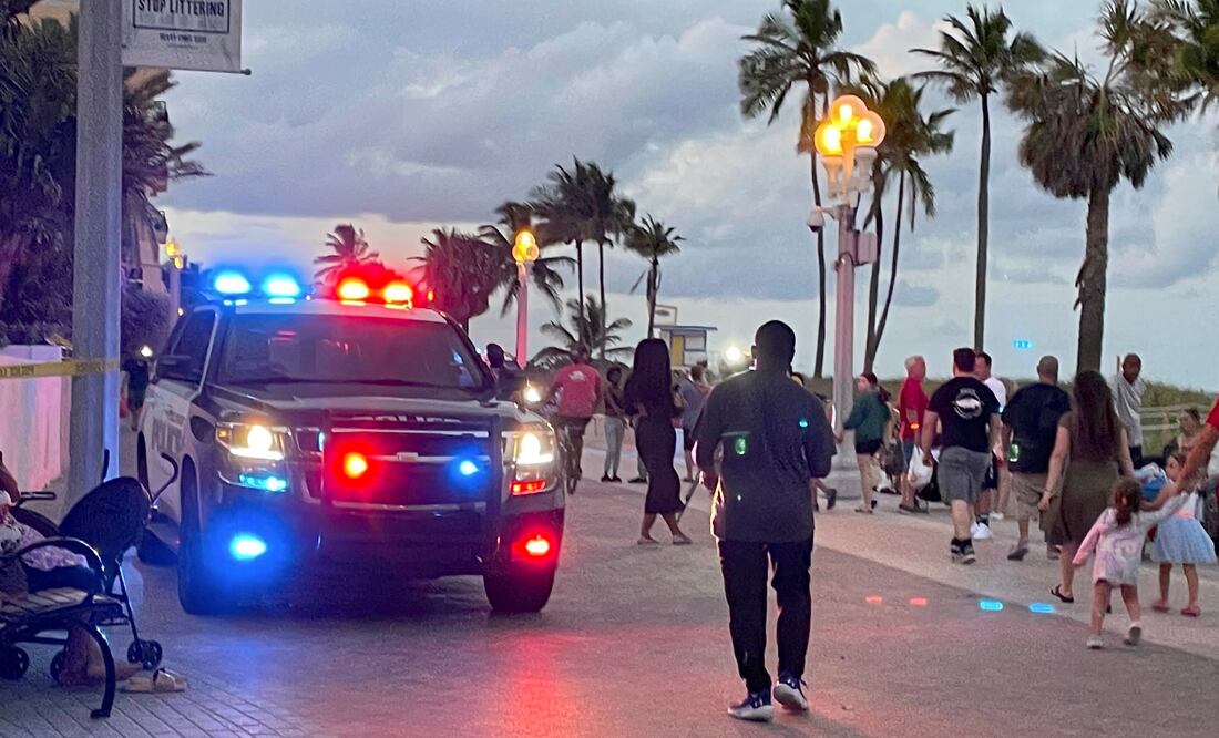 Policías atienden reportes de disparos cerca del malecón de Hollywood Beach en Hollywood. (Mike Stocker/South Florida Sun-Sentinel vía AP)