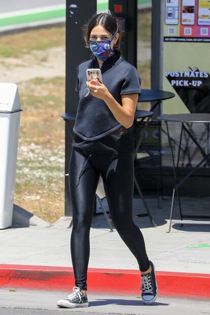 Leggings y chaqueta roja, el outfit con el que Eiza González cautivó 