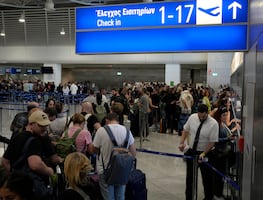 Mexicanos entonan el "Cielito Lindo" en el aeropuerto de Tel-Aviv, Israel, en espera de ser repatriados. VIDEO