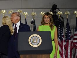 Video. Melania Trump hace gesto de desprecio al saludar a Ivanka