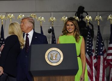 Video. Melania Trump hace gesto de desprecio al saludar a Ivanka